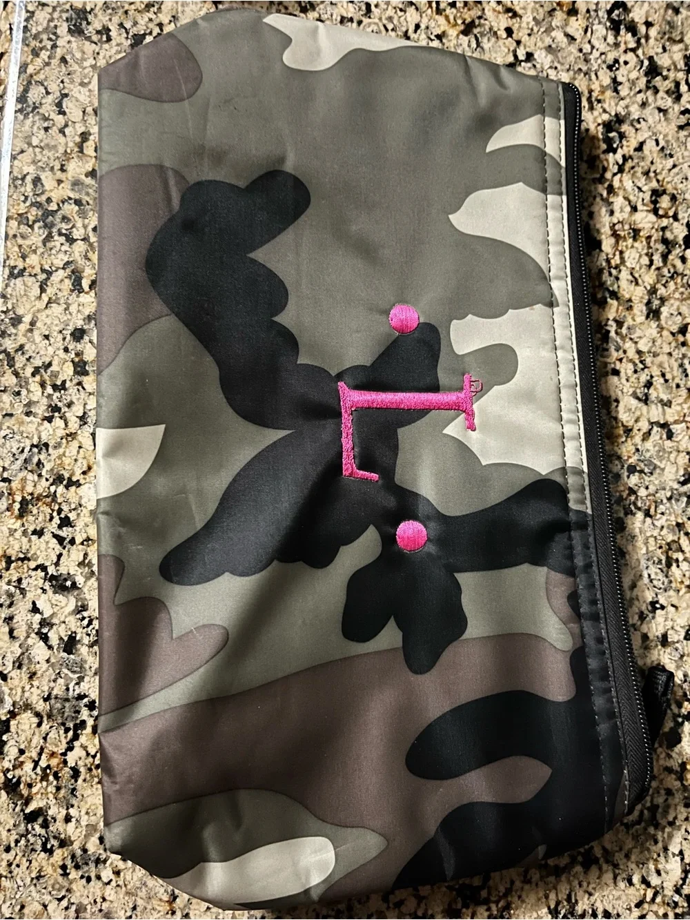 thirty-one Camo insulated medium tote pouch
